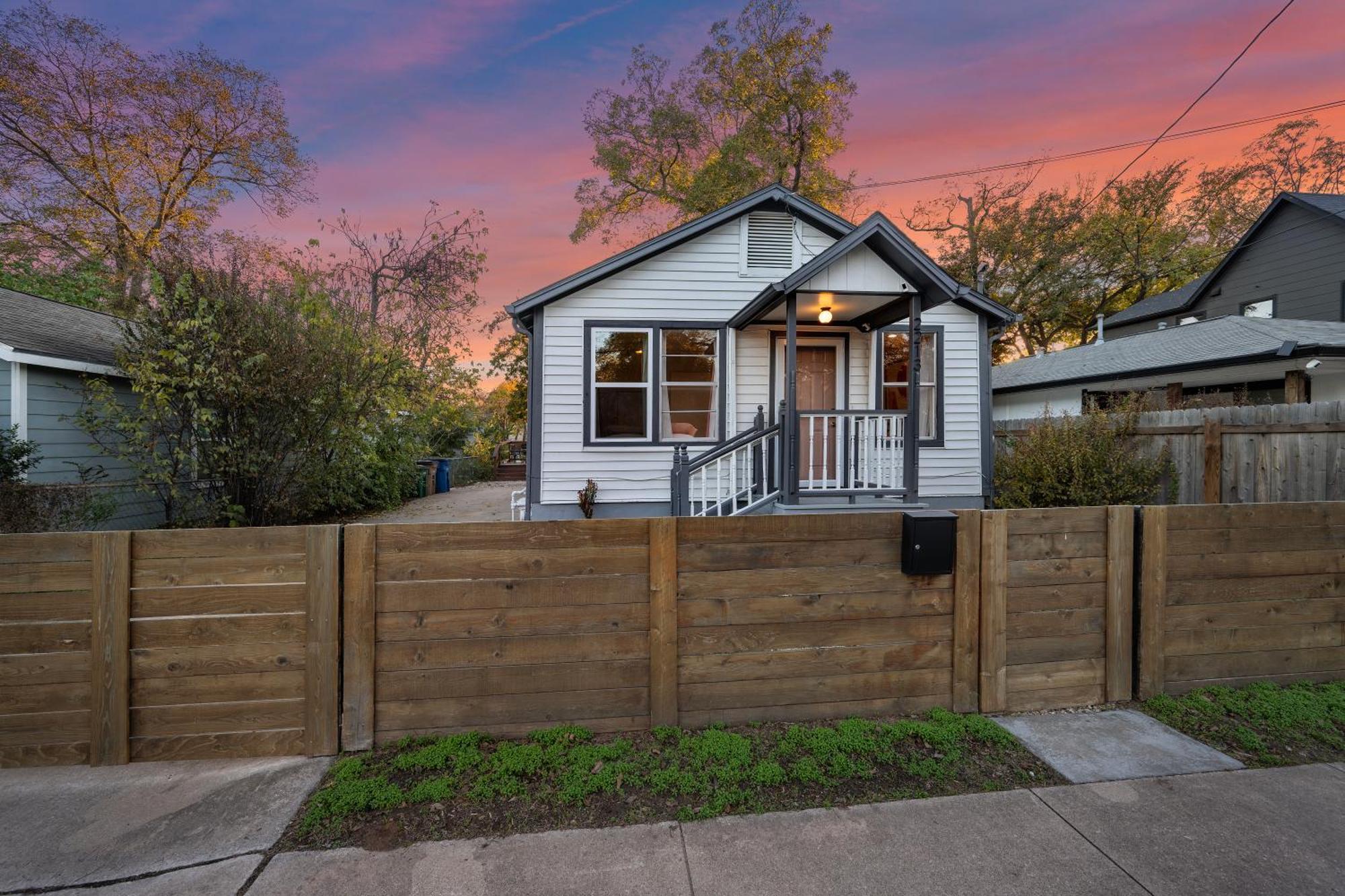 Stylish, Artsy Bungalow Central Eastside Austin Exterior foto